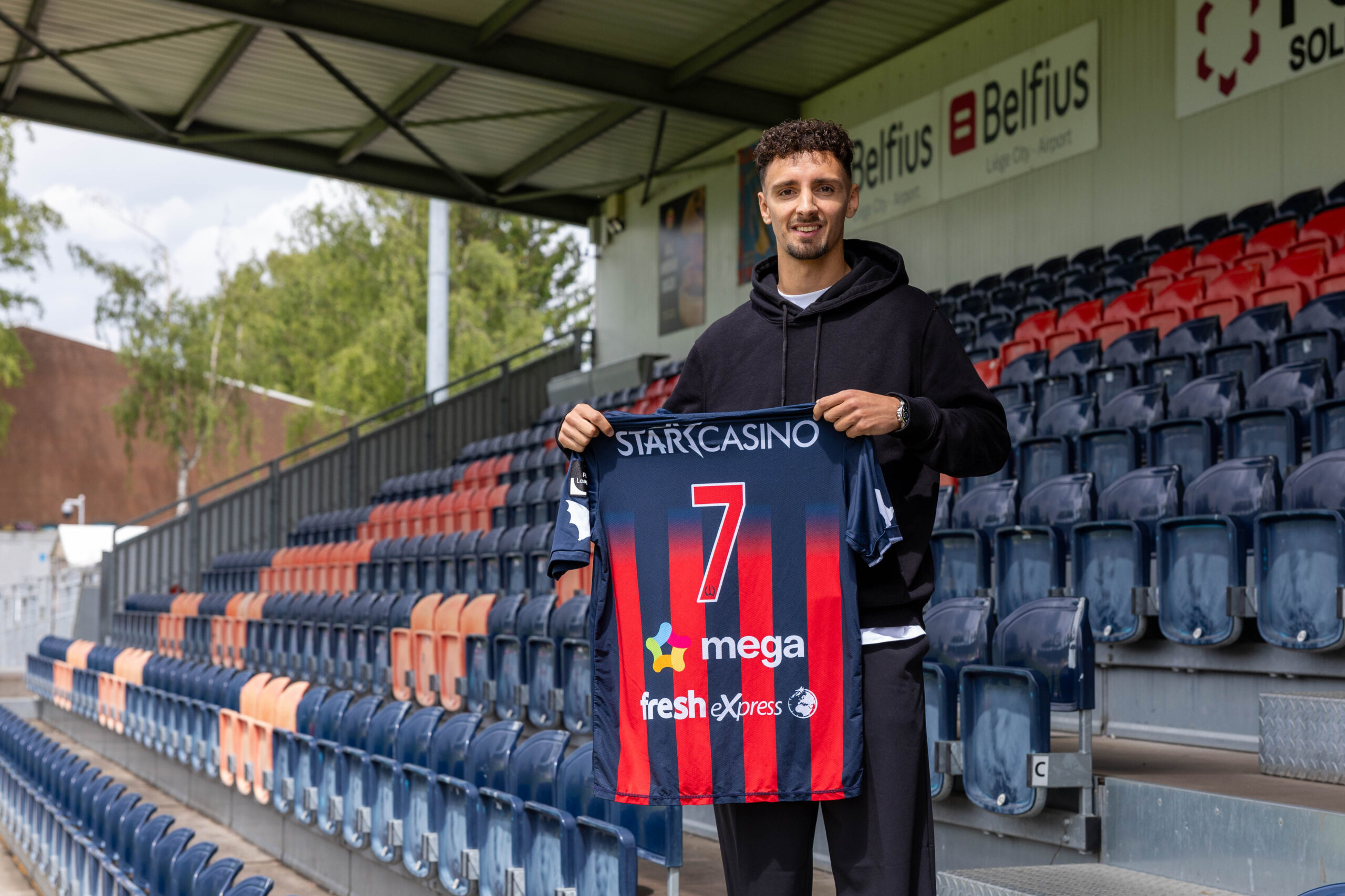 25/26 | Bruggeman a prolongé